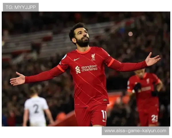 利物浦外线传中直达禁区，萨拉赫头球顶进得分